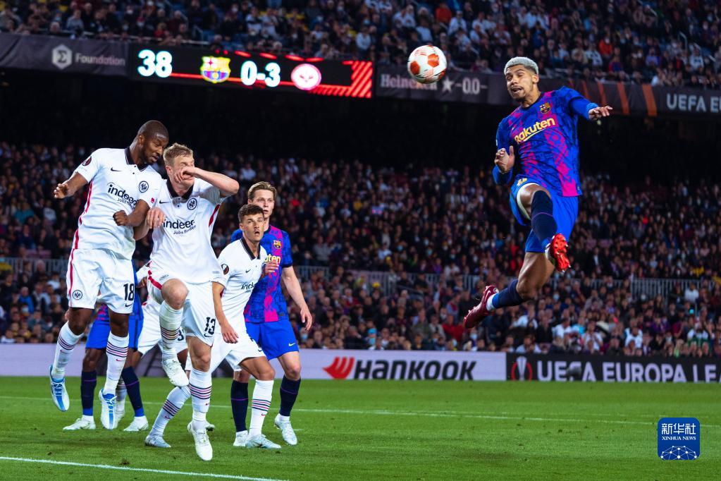  法兰克福进攻多点开花，德甲中游球队上演逆袭好戏  